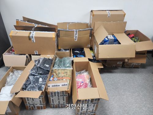 조씨가 운영하던 아디다스 매장 한 쪽에 쌓아둔 아디다스 물품 재고들. 조씨 제공.