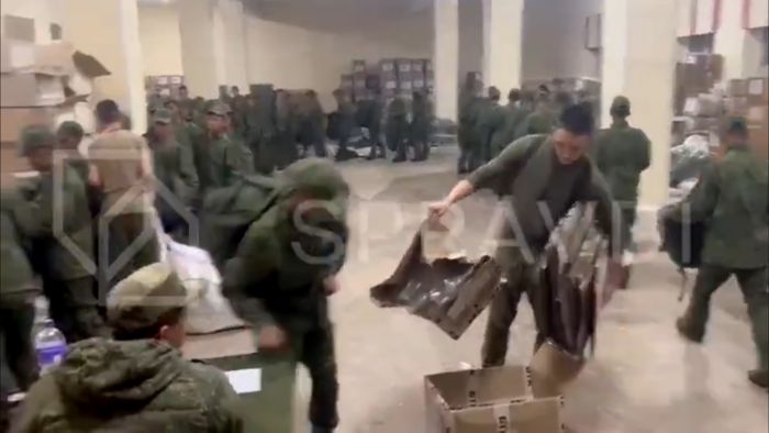 우크라이나군 산하 전략소통센터 및 정보보안센터(SPRAVDI)는 18일(현지시간) 사회관계망서비스(SNS)에 “러시아의 세르기예프스키 훈련장에서 북한군이 우크라이나 파병을 준비하기 위해 러시아 장비를 착용하고 있는 모습이 담겨 있다”면서 동영상을 공개했다. SPRAVDI 엑스 계정 캡처