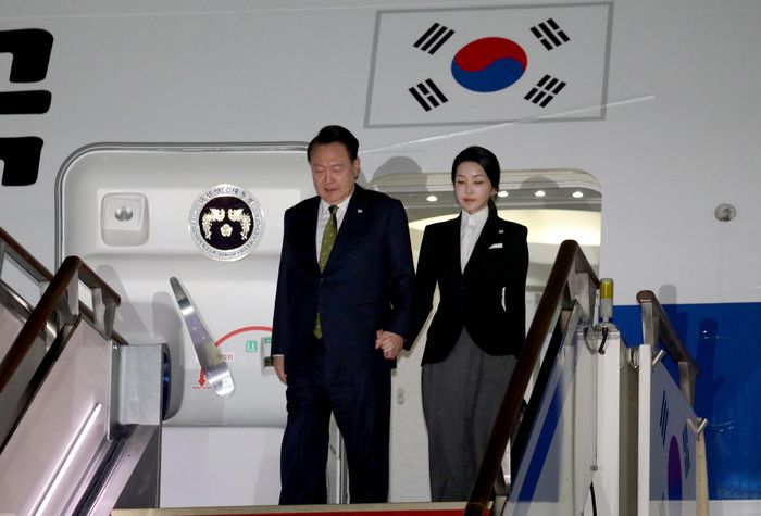 동아시아 순방을 마친 윤석열 대통령과 김건희 여사가 지난 11일 경기도 성남시 서울공항을 통해 귀국하고 있다.  김창길 기자