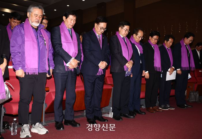 우원식 국회의장과 추경호 국민의힘 원내대표, 박찬대 더불어민주당 원내대표 등 참석자들이 29일 오전 서울 여의도 국회에서 열린 10.29 이태원참사 2주기 국회 추모제에서 묵념하고 있다. 권도현 기자