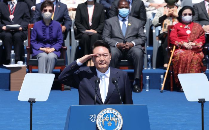 윤석열 대통령이 2022년 5월 10일 열린 대통령 취임식에서 경례를 하고 있다. 경향신문 자료사진