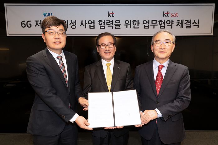 김영섭 KT 대표, 강구영 한국항공우주산업(KAI) 대표, 서영수 KT SAT 대표(오른쪽부터)가 지난달 31일 서울 종로구 KT광화문빌딩 이스트에서 업무협약을 체결하고 기념 촬영을 하고 있다.   KT 제공