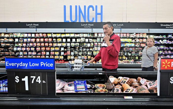 2023년 12월 미국 캘리포니아의 한 마트에서 소비자들이 물건을 고르고 있다. AFP연합뉴스