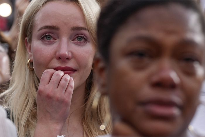 한 여성 지지자가 6일(현지시간) 하워드대학교에서 카멀라 해리스 부통령의 패배 승복 연설을 듣고 있다. AP연합뉴스