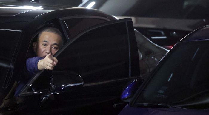 김건희 여사 공천 개입 의혹과 미래한국연구소의 불법 여론조사 의혹 등 사건의 핵심인물인 명태균씨가 11월 7일 오후 경남 창원시 자택 주차장에서 취재진에게 손짓하고 있다.  /연합뉴스