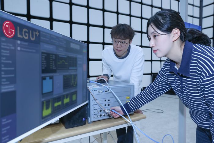 LG유플러스 직원들이 6G 이동통신을 위한 ‘재구성 가능한 지능형 표면(RIS)’ 기술의 성능을 시험하고 있다.   LG유플러스 제공