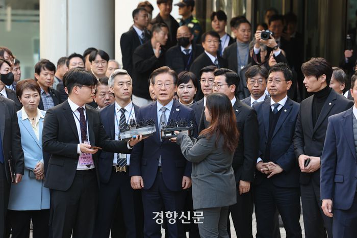 이재명 더불어민주당 대표가 15일 서울 서초구 서울중앙지방법원에서 열린 ‘공직선거법 위반’ 1심 선고 공판에서 의원직 당선무효형인 징역 1년에 집행유예 2년을 선고받은 뒤 법원을 나서며 취재진을 향해 “현대사의 한 장면이 될 것”이라며 입장을 밝히고 있다. 2024.11.15 성동훈 기자