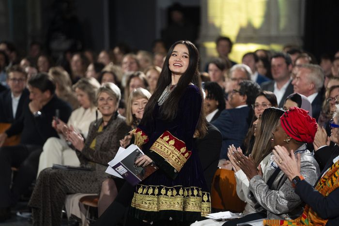 아프가니스탄 출신 17세 인권운동가인 닐라 이브라히미가 19일(현지시간) 네덜란드 암스테르담에서 열린 국제어린이평화상 시상식에 참석해 트로피를 들고 있다. EPA연합뉴스