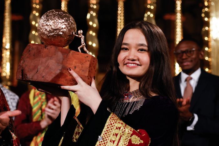 아프가니스탄 출신 17세 인권운동가인 닐라 이브라히미가 19일(현지시간) 네덜란드 암스테르담에서 열린 국제어린이평화상 시상식에 참석해 트로피를 들고 있다. AFP연합뉴스