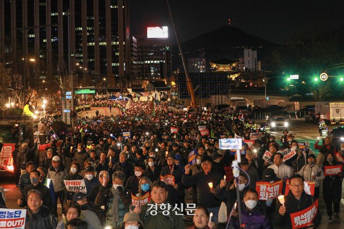 23일 서울 광화문 광장에서 열린 ‘김건희-채상병 특검 추진! 국정농단 규명! 윤석열을 거부한다 2차 시민행진’에 참석한 시민들이 행진을 하고 있다.  2024.11.23 이준헌 기자