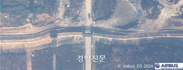 11월 21일 위성으로 촬영한 동해선 일대 북방한계선에는 방벽이 설치돼 있다. 북방한계선은 군사분계선(MDL) 북쪽으로 2㎞ 지점에 있다. 통일부 제공