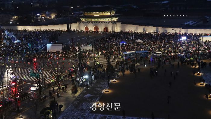 ‘김건희·윤석열 국정농단 규탄 및 특검 촉구’ 5차 장외집회와 ‘김건희-채상병 특검 추진! 국정농단 규명! 윤석열을 거부한다 3차 시민행진’이 30일 서울 광화문 광장에서 열리고 있다. 정효진 기자