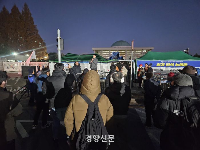 비상계엄이 해제된 4일 오전 시민들이 서울 영등포구 국회 정문 앞에 모여 “윤석열을 체포하라”라고 외치고 있다. 김송이 기자