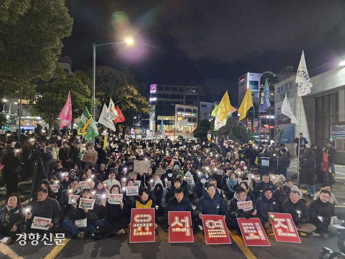 4일 오후 7시 제주시청 앞에 윤석열 대통령의 퇴진을 촉구하는 수백명의 목소리가 울려퍼졌다. 박미라 기자