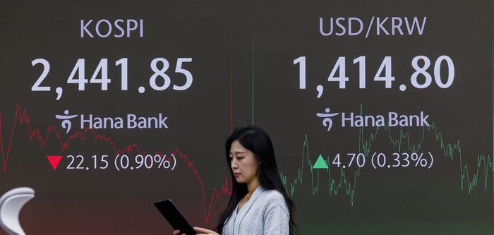 5일 오후 서울 중구 하나은행 본점 딜링룸 전광판에 코스피 종가가 표시돼있다. 연합뉴스