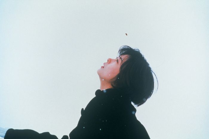 일본 배우 나카야마 미호가 영화 <러브레터>에서 주인공을 연기하고 있다. 제이앤씨미디어그룹·워터홀컴퍼니 제공