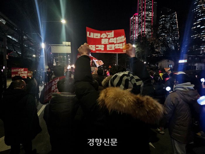 촛불집회 참가자들이 9일 오후 서울 영등포구 국회의사당역에서 국민의힘 당사까지 행진하고 있다. 김송이 기자