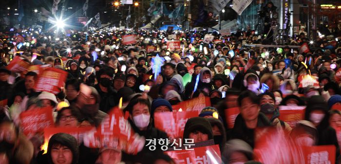 윤석열 대통령에 대한 탄핵소추안 표결이 진행된 7일 서울 여의도에서 시민들이 집회에 참석하고 있다. 이준헌 기자
