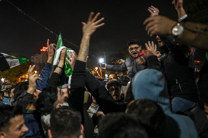 시리아 반군이 수도 다마스쿠스를 탈환하며 알아사드 독재 정권이 붕괴한 8일(현지시간) 튀르키예 가지안텝에서 시리아 난민들이 환호하고 있다. AFP연합뉴스