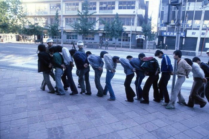 1980년 5월 시민들이 뒤로 손이 묶인 채 계엄군에 의해 끌려가고 있다. 행렬 뒤에서 세 번째 살구색 점퍼를 입은 사람이 이덕준씨이다. 본인 제공