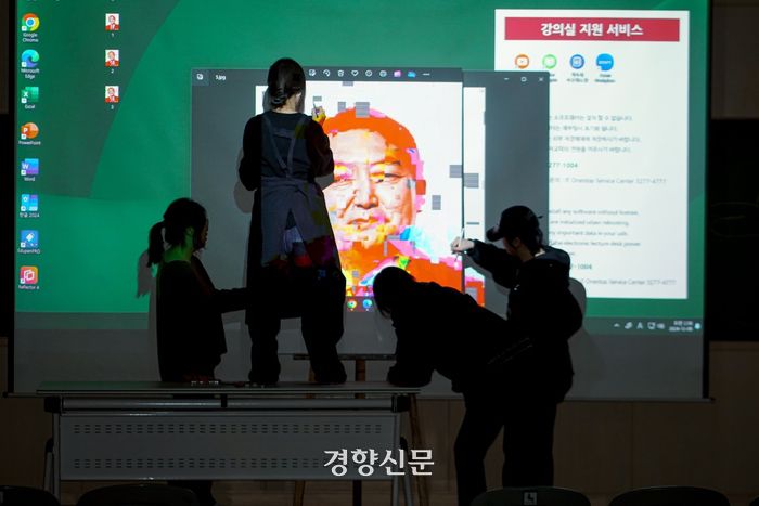 이화여자대학교 서양화 전공 학생들(김수빈·권다현·석지우·신경민·윤정원)이 ‘대통령 탄핵 촉구 집회’에서 시민들이 사용한 손팻말·전단지 조각 등을 이어붙여 제작한 작품의 제작 과정. 신씨 제공