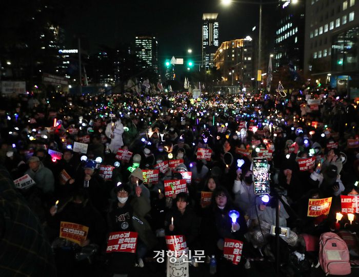 시민들이 지난 9일 밤 서울 여의도 국회의사당 앞에서 윤석열 대통령의 탄핵을 촉구하는 촛불문화제를 열고 있다. 집회는 주말인 지난 7일 대통령 탄핵소추안 투표 불성립 이후 평일에도 이어지고 있다. 김창길 기자