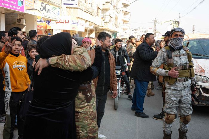 시리아 다마스쿠스 인근에서 지난 9일(현지시간) 주민들이 귀환한 가족과 반군 대원을 환영하고 있다. AFP연합뉴스