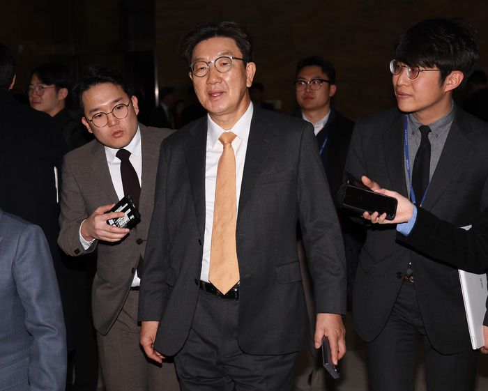 권성동 국민의힘 의원이 11일 국회 본회의장으로 향하고 있다. 연합뉴스