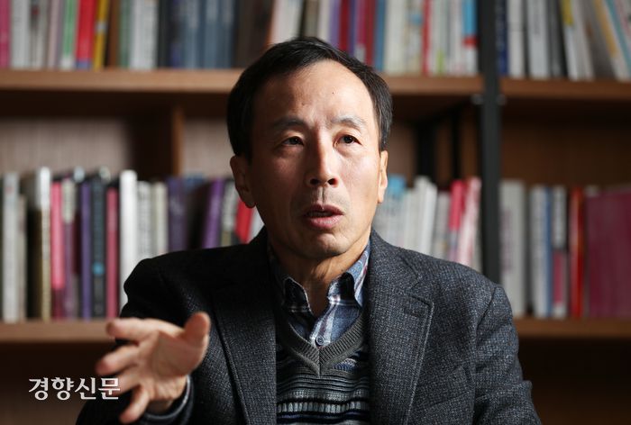 윤석열 대통령의 12·3 비상계엄 선포에 항의하며 사표를 제출한 류혁 법무부 감찰관이 지난 9일 경향신문과 인터뷰하고 있다. 정지윤 선임기자