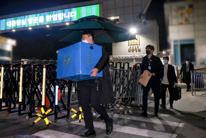 ‘12·3 비상계엄 사태’ 수사를 위해 대통령실 압수수색에 나선 경찰 비상계엄 특별수사단 관계자들이 11일 저녁 서울 용산 대통령실 민원실을 나서며 압수물 박스와 포렌식 장비를 옮기고 있다. 특수단은 이날 대통령경호처가 진입을 허락하지 않으면서 일부 자료만을 임의제출 방식으로 넘겨받았다. 연합뉴스