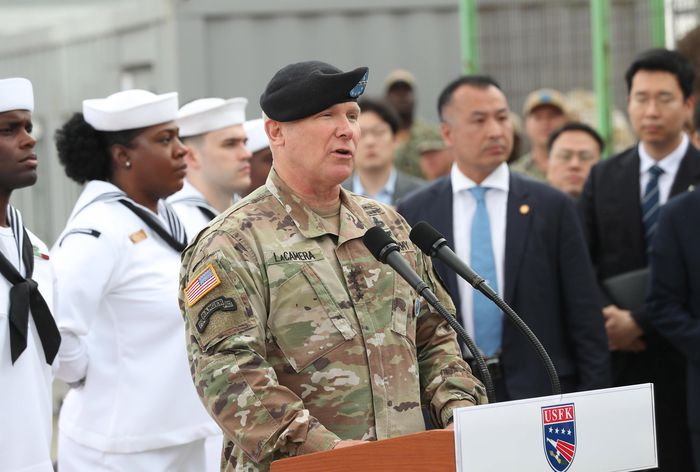 폴 러캐머라 한미연합사령관이 지난해 7월 19일 부산 남구 해군작전사령부 부산작전기지에 입항한 미국의 오하이오급 핵추진 탄도유도탄 잠수함(SSBN) 켄터키함(SSBN-737) 앞에서 환영사를 하고 있다. 대통령실통신사진기자단