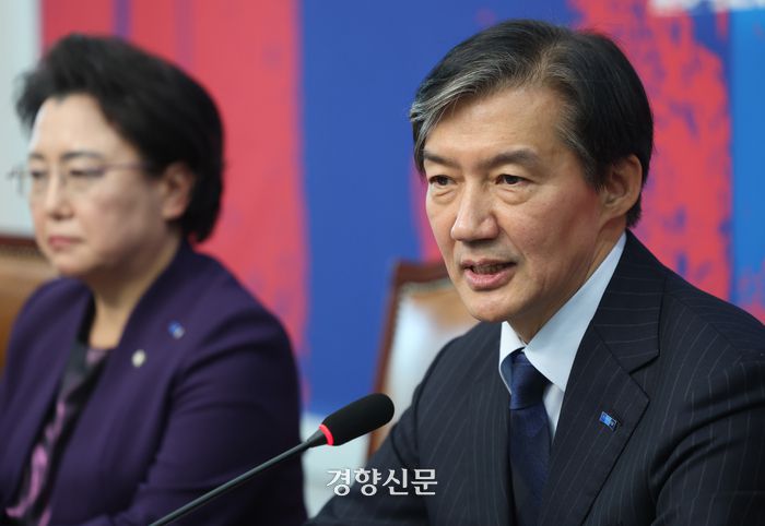 ‘자녀 입시 비리’와 ‘청와대 감찰 무마’ 등 혐의로 대법원에서 징역 2년이 확정된 조국 조국혁신당 전 대표가 12일 국회에서 기자간담회를 하고 있다. 조 전 대표의 오른쪽에는 당 대표 권한대행을 맡은 김선민 수석최고위원이 앉아있다. 성동훈 기자