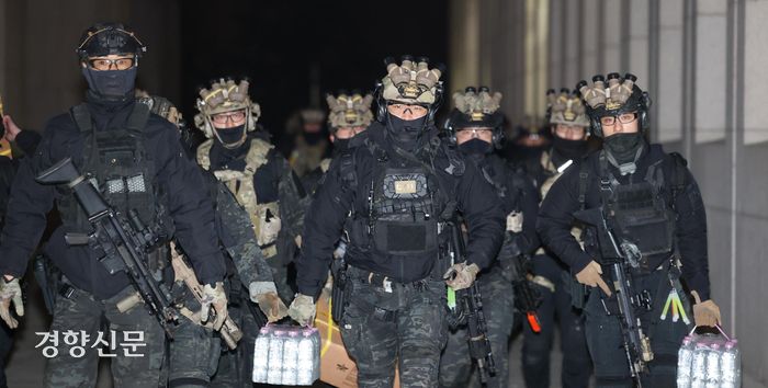 윤석열 대통령이 비상계엄을 선포한 뒤 자정을 넘긴 4일 새벽 계엄군이 국회 본청 진입을 시도하고 있다. 성동훈 기자