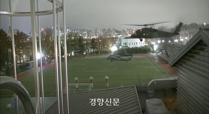 국회사무처는 13일 윤석열 대통령이 지난 3일 밤  비상 계엄을 선포한 이후 국회의사당에 진입한 계엄군의 작전 상황을 담은 폐쇄회로(CC)TV 사진을 공개했다. 국회사무처 제공