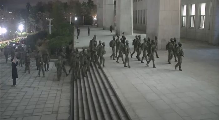 국회사무처는 13일 윤석열 대통령이 지난 3일 밤  비상 계엄을 선포한 이후 국회의사당에 진입한 계엄군의 작전 상황을 담은 폐쇄회로(CC)TV 사진을 공개했다. 국회사무처 제공