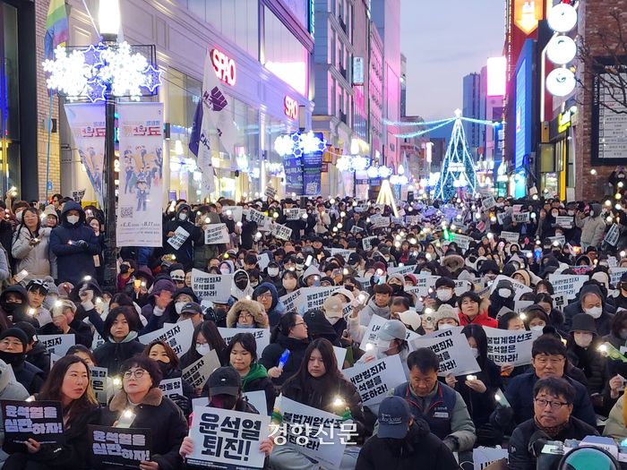 윤석열 대통령에 대한 탄핵 표결이 진행된 지난 7일 오후 대구 중구 동성로 일대에서 열린 ‘윤석열 퇴진 대구시국회의’ 참석자들이 구호를 외치고 있다. 김현수 기자