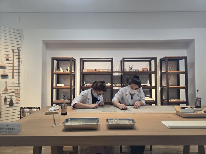 대구간송미술관 1층 ‘보이는 수리복원실’에서 학예연구사들이 지류·회화 문화유산에 대한 수리복원 작업을 벌이고 있다. 대구간송미술관 제공