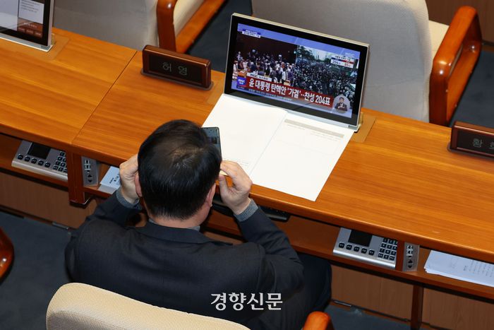 허영 더불어민주당 의원이 여의도 국회에서 윤석열 대통령 탄핵안 가결을 보고 눈물 흘리고 있다. 한수빈 기자