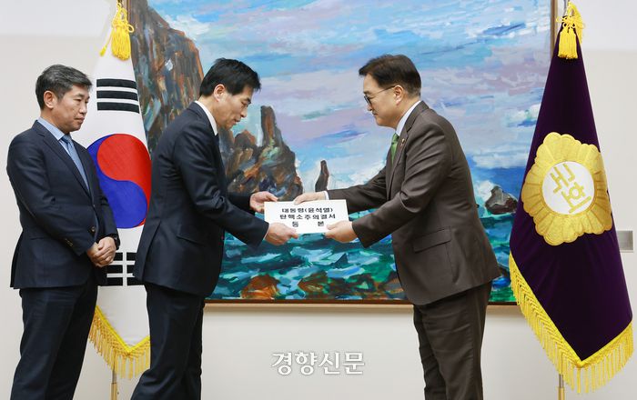 우원식 국회의장이 14일 오후 서울 여의도 국회 국회의장 접견실에서 김민기 국회사무총장에게 윤석열 대통령 탄핵 소추의결서를 전달하고 있다.국회사진기자단