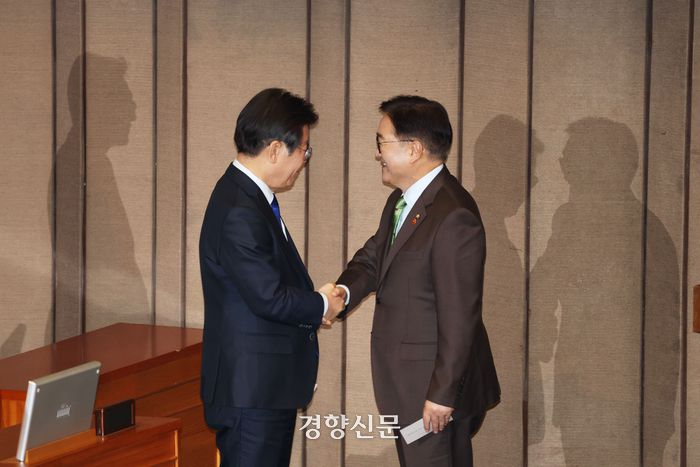 이재명 더불어민주당 대표와 우원식 국회의장이 14일 여의도 국회에서 윤석열 대통령 탄핵소추안 투표를 마친 후 악수하고 있다. 한수빈 기자