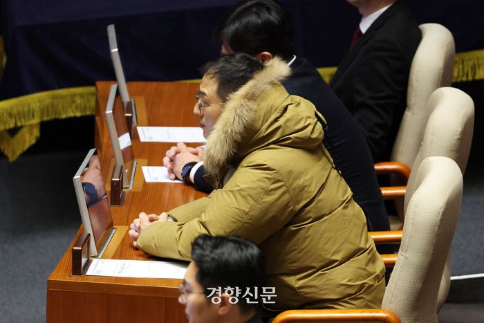 탄핵 찬성 의사를 공개적으로 밝힌 김상욱 국민의힘 의원이 14일 여의도 국회에서 대통령(윤석열) 탄핵소추안에 대한 제안 설명을 듣고 있다. 한수빈 기자