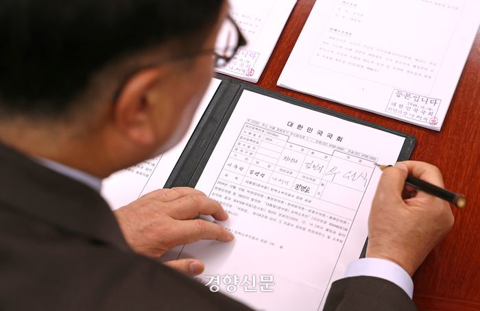 윤석열 대통령에 대한 탄핵소추안 표결이 가결된 14일 오후 서울 여의도 국회에서 우원식 국회의장이 탄핵소추의결서에 서명하고 있다. 국회사진기자단