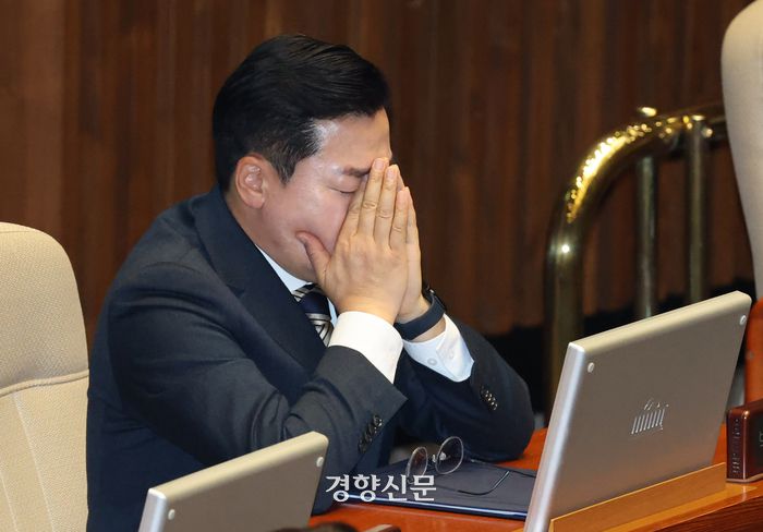 박찬대 더불어민주당 원내대표가 14일 국회 본회의에서 윤석열 대통령에 대한 탄핵안 개표가 이뤄지는 동안 손을 모아 기도하고 있다. 박민규 선임기자