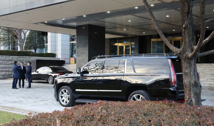 대통령 권한대행 총리실 앞 경호 강화 15일 대통령경호처 차량이 서울 종로구 정부서울청사 앞에 대기하고 있다. 연합뉴스