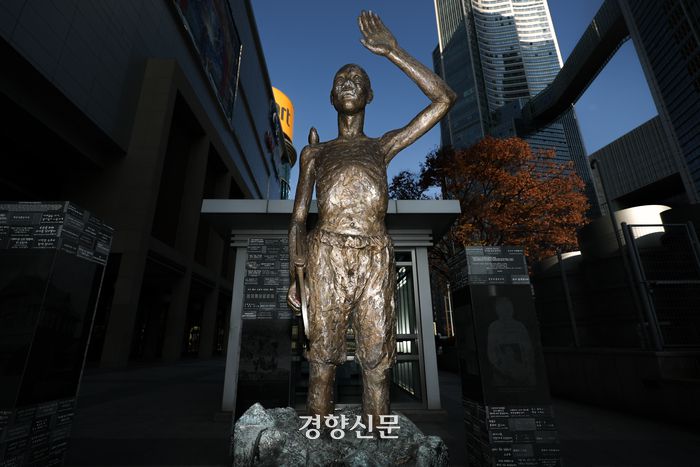서울 용산역 광장 강제징용노동자상 모습. 성동훈 기자