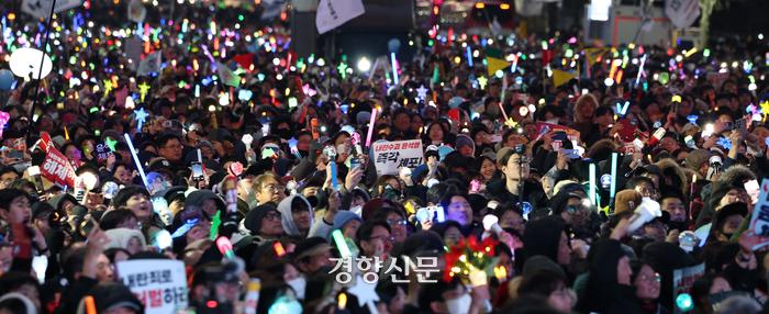 14일 서울 여의도 국회 앞에서 열린 국민촛불대행진에 참석한 시민들이 탄핵안이 가결되자 응원봉을 흔들고 있다. 권도현 기자