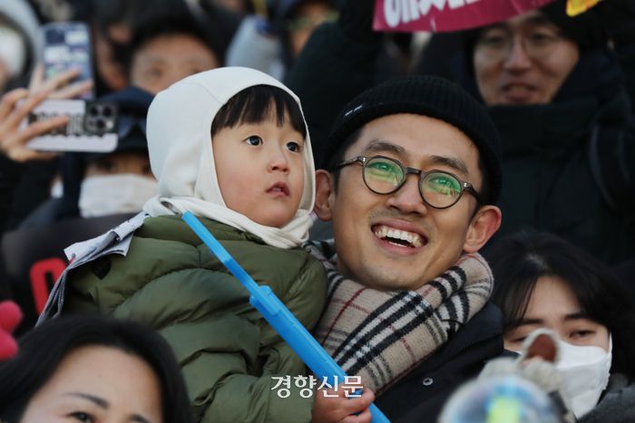 14일 서울 여의도 국회 앞에서 열린 국민촛불대행진에 참석한 시민들이 윤석열 대통령 탄핵소추안이 가결되자 환호하고 있다. 정효진 기자