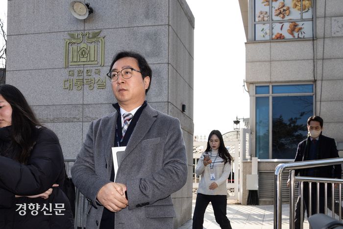 경찰·고위공직자범죄수사처 공조수사본부 관계자들이 16일 윤석열 대통령에 대한 출석 요구서를 전달하려 대통령실을 찾았지만 수령을 거부당해 떠나고 있다. 김창길 기자