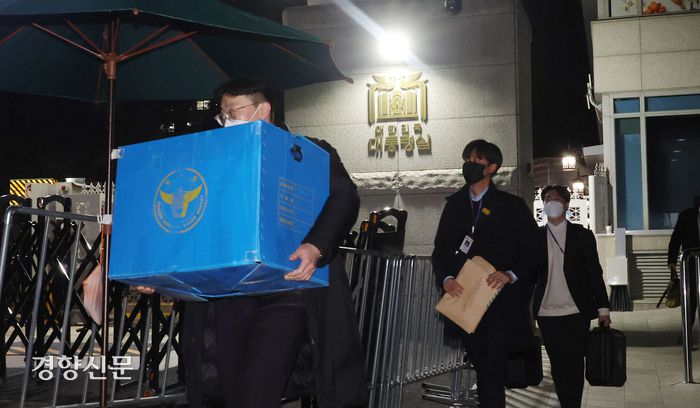 경찰청 국가수사본부 비상계엄 특별수사단이 지난 11일 용산 대통령실 압수수색을 마치고 청사를 나서고 있다. 김창길 기자
