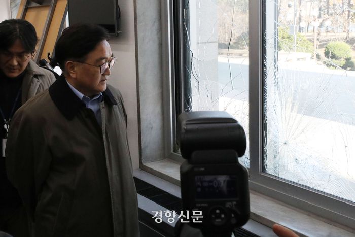 우원식 국회의장이 윤석열 대통령의 비상계엄 선포 다음날인 지난 4일 서울 여의도 국회에서 파손된 시설을 살피고 있다. 한수빈 기자